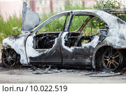 Дорожное происшествие, авария или намеренный поджог - сгоревший в пожаре легковой автомобиль. Стоковое фото, фотограф Илья Андриянов / Фотобанк Лори