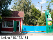 Вход в зоопарк в Мена, Украина (2015 год). Редакционное фото, фотограф Наталия Широкова / Фотобанк Лори