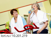 Refreshing after exercises . Стоковое фото, фотограф Dmitriy Shironosov / PantherMedia / Фотобанк Лори