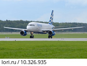 Самолет Airbus A319 (бортовой SX-EMB) авиакомпании Ellinair на разбеге в Шереметьеве (2015 год). Редакционное фото, фотограф Alexei Tavix / Фотобанк Лори