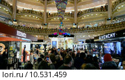 Галерея Лафайет (Galeries Lafayette) - французская сеть универмагов (Париж, Франция). Праздничный декорированный интерьер помещения. Люди фотографируют новогоднюю елку. (2014 год). Редакционное видео, видеограф FMRU / Фотобанк Лори