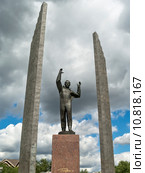 Памятник Юрию Алексеевичу Гагарину - первому человеку побывавшему в космосе. Город Оренбург. Проспект Гагарина (2015 год). Редакционное фото, фотограф Александра Жесткова / Фотобанк Лори