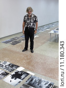 Фотожурналист Владимир Вяткин формирует собственную фотовыставку (2015 год). Редакционное фото, фотограф Дмитрий Неумоин / Фотобанк Лори