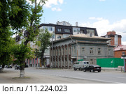 Город Тюмень, улица Комсомольская, 6. Старинный купеческий дом Селиверстова С.Г. и Брандта Л.Х. Редакция газеты "Тюменское здоровье" (2013 год). Редакционное фото, фотограф Александр Тараканов / Фотобанк Лори