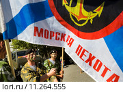 Морские пехотинцы, знаменосцы тренируются в выносе знамен перед показательными выступлениями на площади Нахимова в городе Севастополе, Республика Крым (2015 год). Редакционное фото, фотограф Николай Винокуров / Фотобанк Лори