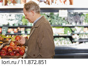A man holding an apple. Стоковое фото, фотограф Shannon Fagan / PantherMedia / Фотобанк Лори