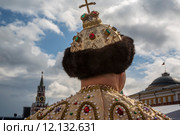 Русский царь из династии Романовых стоит на Красной площади города Москвы в царском одеянии, Россия (2015 год). Стоковое фото, фотограф Николай Винокуров / Фотобанк Лори