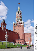 Москва. Спасская (Фроловская) и Царская башни Московского Кремля на фоне голубого неба (2015 год). Редакционное фото, фотограф Илюхина Наталья / Фотобанк Лори
