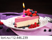 Порция вкусного праздничного торта - малиновый двухслойный чизкейк, украшен шоколадной глазурью и свежими ягодами. Стоковое фото, фотограф Ekaterina Smirnova / Фотобанк Лори