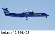 Dash-8 q400 bombardier в небе. Посадка в аэропорту г. Оха (2015 год). Редакционное фото, фотограф Константин Горбунов / Фотобанк Лори