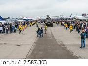 Тягач буксирует Ми-17В-5 - транспортно-штурмовой вертолет на МАКС-2015. Редакционное фото, фотограф Алексей Бок / Фотобанк Лори