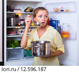 Housewife posing with soup. Стоковое фото, фотограф Яков Филимонов / Фотобанк Лори