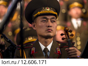 Портрет музыканта Государственного Заслуженного Хора Северной Кореии перда началом выступления на сцене концертного зала в городе Москве (2015 год). Редакционное фото, фотограф Николай Винокуров / Фотобанк Лори