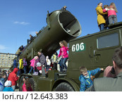 Дети играют на ракетном комплексе "Редут" (2015 год). Редакционное фото, фотограф Вячеслав Палес / Фотобанк Лори