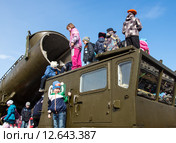 Дети играют на ракетном комплексе "Редут" (2015 год). Редакционное фото, фотограф Вячеслав Палес / Фотобанк Лори