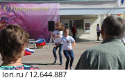 Танцуют дети на шоу к Дню Российского флага в Можайске (2015 год). Редакционное видео, видеограф Сергей Соболев / Фотобанк Лори