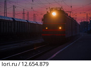 ВЛ10 (Владимир Ленин) локомотив, грузопассажирский электровоз постоянного тока, на станции Рузаевка поздним вечером (2015 год). Редакционное фото, фотограф Сайганов Александр / Фотобанк Лори