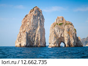 Остров Капри, скалы Фаральони. Средиземное море (2015 год). Стоковое фото, фотограф EugeneSergeev / Фотобанк Лори