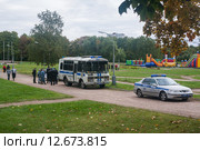 Полицейский автобус и машина на митинге в парке Дружбы против строительства футбольного поля. САО, Москва (2015 год). Редакционное фото, фотограф Наталья Федорова / Фотобанк Лори