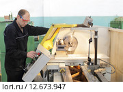 Рабочий за токарным станком  в цеху завода ООО БЗКМ (2015 год). Редакционное фото, фотограф Дмитрий Неумоин / Фотобанк Лори