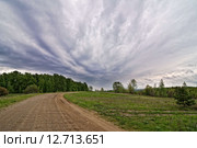 Сельский пейзаж. Пасмурное грозовое небо над дорогой. Стоковое фото, фотограф Сергей Эшметов / Фотобанк Лори