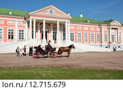 Поездка в бричке по территории усадьбы "Кусково" (2015 год). Редакционное фото, фотограф Наталья Волкова / Фотобанк Лори