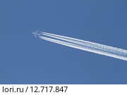 Инверсный след реактивного пассажирского самолета авиакомпании Emirates (2015 год). Редакционное фото, фотограф A Челмодеев / Фотобанк Лори