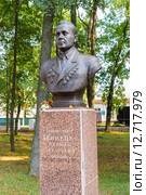 Памятники военачальникам в Ельне. Генерал-майор Акименко А.З. (2015 год). Редакционное фото, фотограф Сергей Лаврентьев / Фотобанк Лори