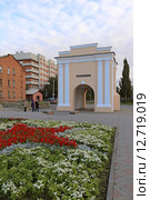 Тарские ворота и клумба с цветами в городе Омске (2015 год). Редакционное фото, фотограф Алексей Гусев / Фотобанк Лори