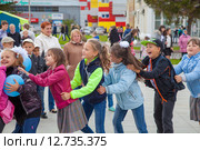 Веселый танец "Ламбада" в исполнении детей (2015 год). Редакционное фото, фотограф Иван Карпов / Фотобанк Лори