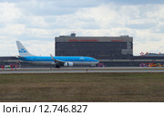 Самолет Boeing 737-800 (PH-BGA) авиакомпании KLM Royal Dutch Airlines совершил посадку в аэропорту Шереметьево (2015 год). Редакционное фото, фотограф Виктор Карасев / Фотобанк Лори
