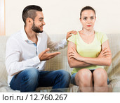 Man talking to upset woman. Стоковое фото, фотограф Яков Филимонов / Фотобанк Лори