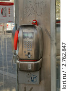 Таксофон TELECOM ITALIA в телефонной будке (2015 год). Редакционное фото, фотограф Александр Степанов / Фотобанк Лори