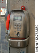 Таксофон TELECOM ITALIA в телефонной будке (2015 год). Редакционное фото, фотограф Александр Степанов / Фотобанк Лори