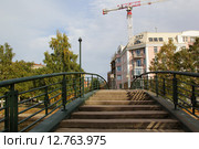 4-й Ждановский пешеходный мост через реку Ждановку. Санкт-Петербург (2015 год). Редакционное фото, фотограф Анна Зеленская / Фотобанк Лори