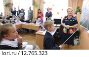 Первый урок первоклассников начинается со знакомства друг перед другом. Школьный класс в школе (2015 год). Редакционное видео, видеограф Кекяляйнен Андрей / Фотобанк Лори