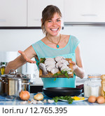 housewife frying saltwater fish. Стоковое фото, фотограф Яков Филимонов / Фотобанк Лори