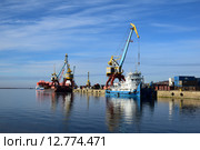 Вид на порт в Дудинке при выходе судна из реки Дудинка в реку Енисей (2015 год). Редакционное фото, фотограф Николай Новиков / Фотобанк Лори