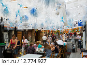 Decorated streets of Gracia district. Winter theme (2015 год). Редакционное фото, фотограф Яков Филимонов / Фотобанк Лори