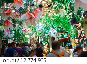 Decorated streets of Gracia district. Flowers theme (2015 год). Редакционное фото, фотограф Яков Филимонов / Фотобанк Лори