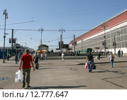 Пассажиры идут к поездам. Киевский вокзал, Москва (2015 год). Редакционное фото, фотограф Щеголева Ольга / Фотобанк Лори