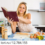 Woman making tasty pie indoors. Стоковое фото, фотограф Яков Филимонов / Фотобанк Лори