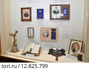 Экспонаты Музея обороны Севастополя в витрине (2012 год). Редакционное фото, фотограф Анна Мартынова / Фотобанк Лори