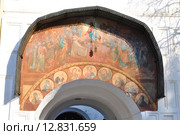 Настенная икона на фасаде Успенских ворот (2-я пол. XVII в.)  Троице-Сергиевой лавры. Город Сергиев Посад. Московская область (2013 год). Стоковое фото, фотограф lana1501 / Фотобанк Лори