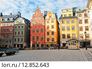 Дома на площади Stortorget солнечным осенним днем. Гaмла Стан. Стокгольм. Швеция (2015 год). Редакционное фото, фотограф E. O. / Фотобанк Лори