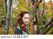 Девочка с осенними листочками в волосах. Стоковое фото, фотограф Ирина Здаронок / Фотобанк Лори
