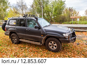 Автомобиль Toyota Land Cruiser 100 на фоне железнодорожной станции Рюриково (2015 год). Редакционное фото, фотограф Сергей Лаврентьев / Фотобанк Лори