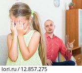 father rebuking daughter for offence. Стоковое фото, фотограф Яков Филимонов / Фотобанк Лори