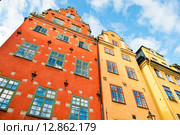 Яркие старинные дома на площади Stortorget солнечным днем. Гaмла Стан. Стокгольм. Швеция (2015 год). Стоковое фото, фотограф E. O. / Фотобанк Лори