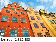 Яркие старинные дома на площади Stortorget. Гaмла Стан. Стокгольм. Швеция (2015 год). Стоковое фото, фотограф E. O. / Фотобанк Лори